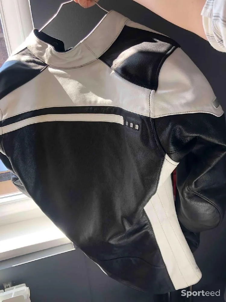 Blouson moto  neuf Ajouté le : 06/01/2023