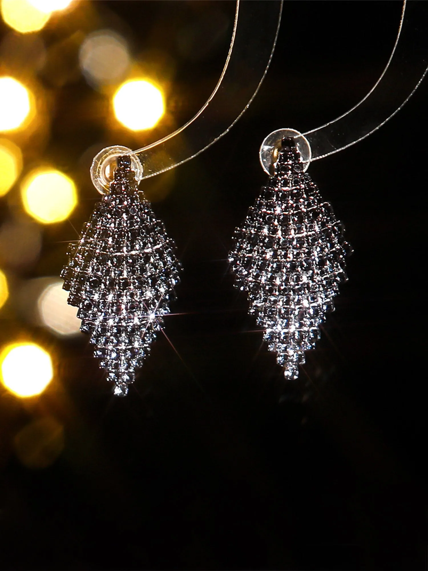 Boucles d'oreilles diamantées géométriques à la mode