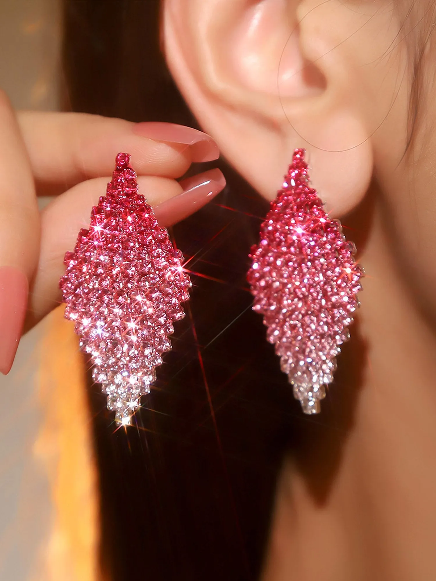 Boucles d'oreilles diamantées géométriques à la mode