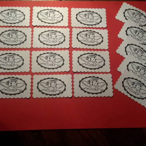 Lot de 12 tags  + 2 gratuits,  embellissements rectangulaires blancs, festonnés. mignon petit ange naïf.  scrap