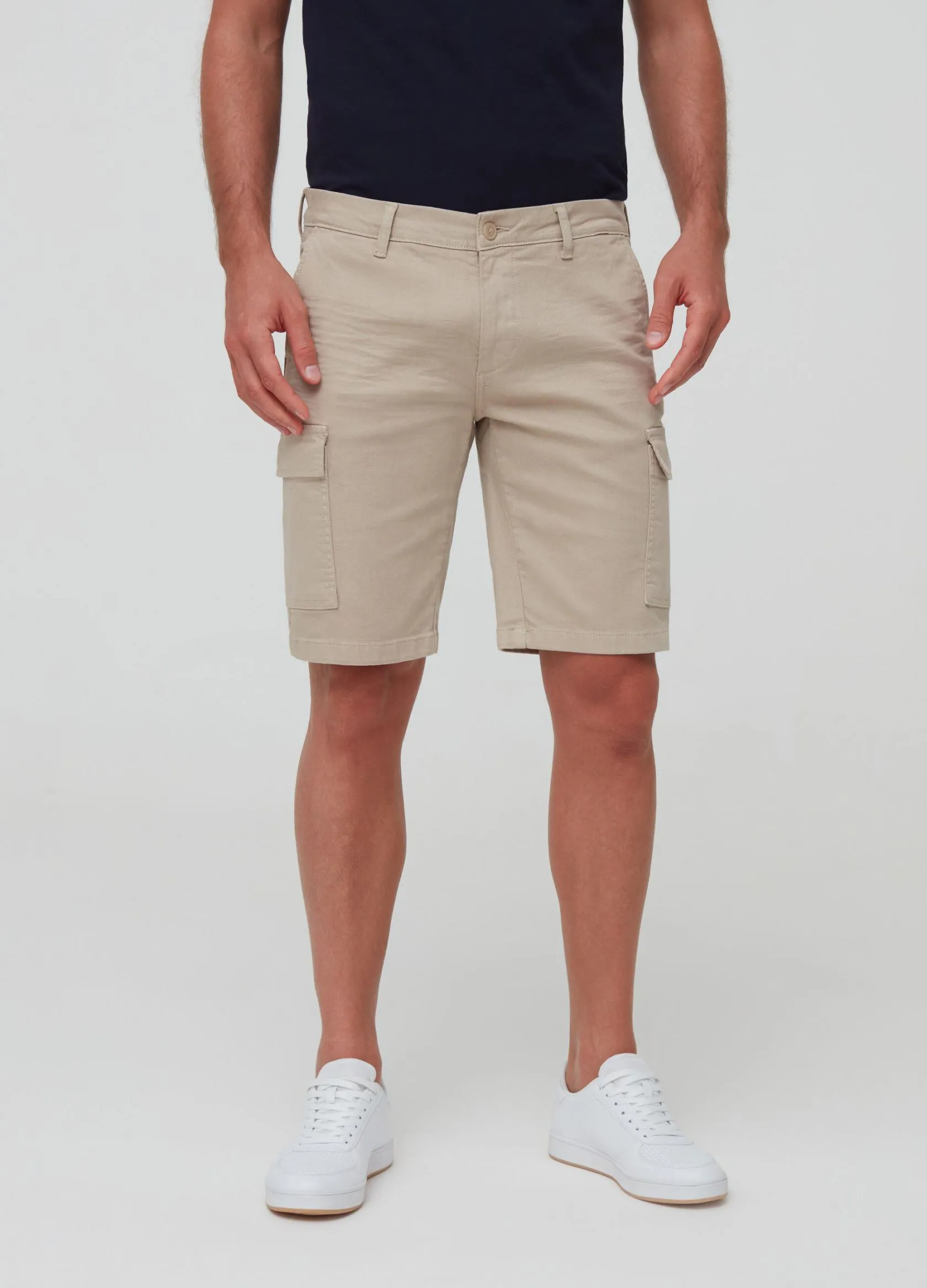 Pantalons Homme | Used-effect solid colour cargo Bermuda shorts. Beige clair | OVS