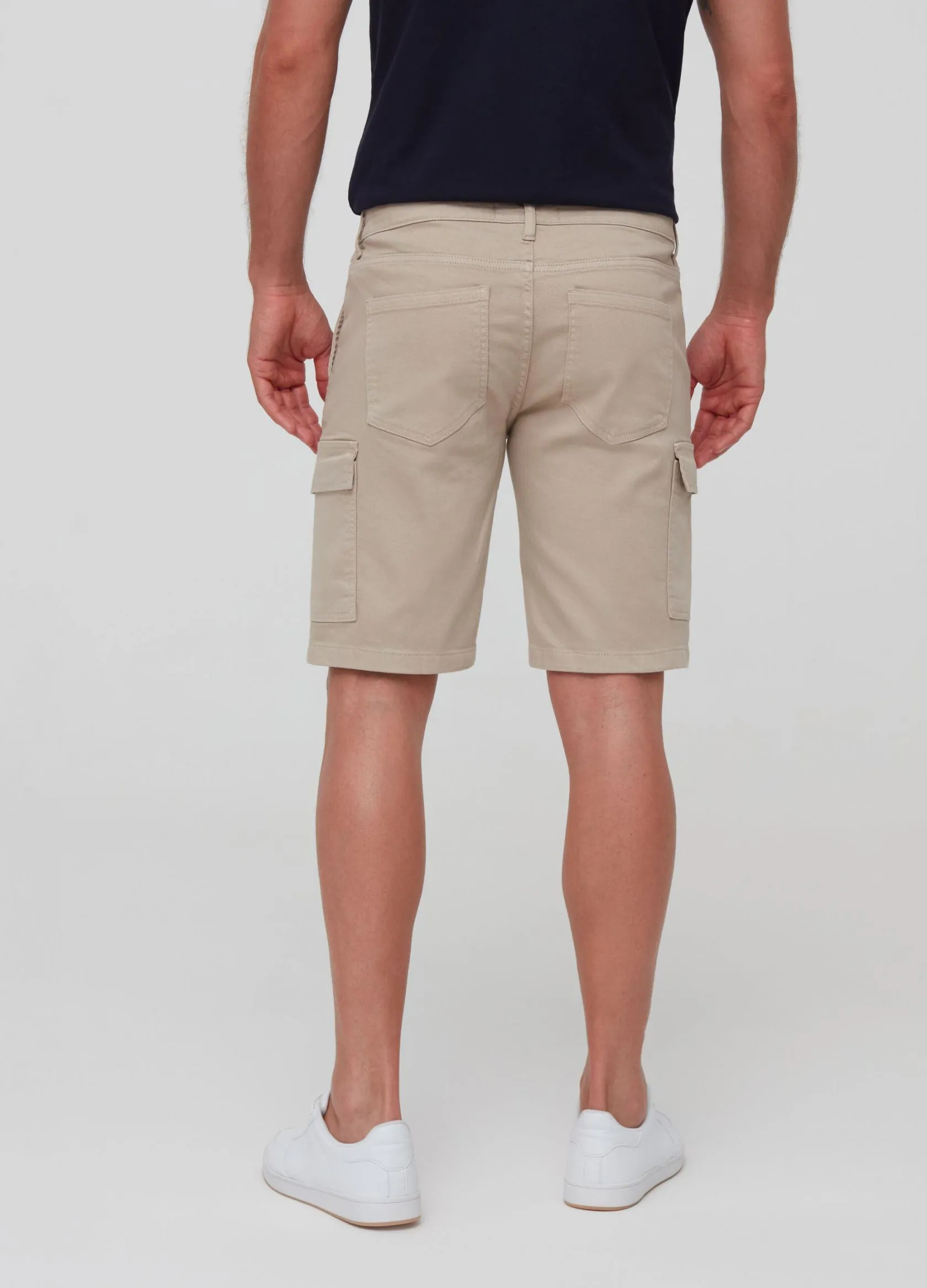 Pantalons Homme | Used-effect solid colour cargo Bermuda shorts. Beige clair | OVS