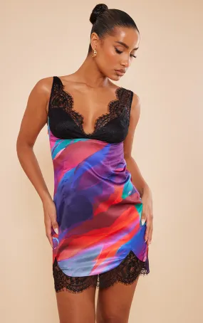 Robe moulante satinée imprimée multicolore à bonnets contrastants en dentelle